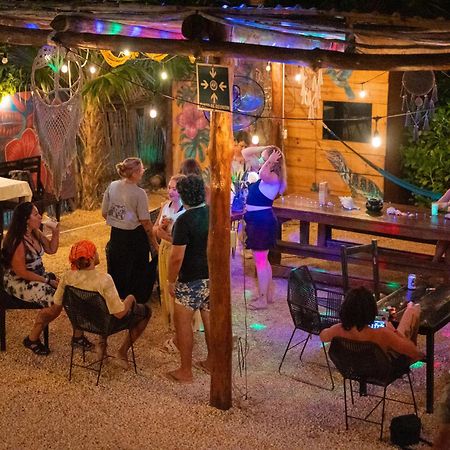Mapache Hostel & Camping ホルボックス島 エクステリア 写真