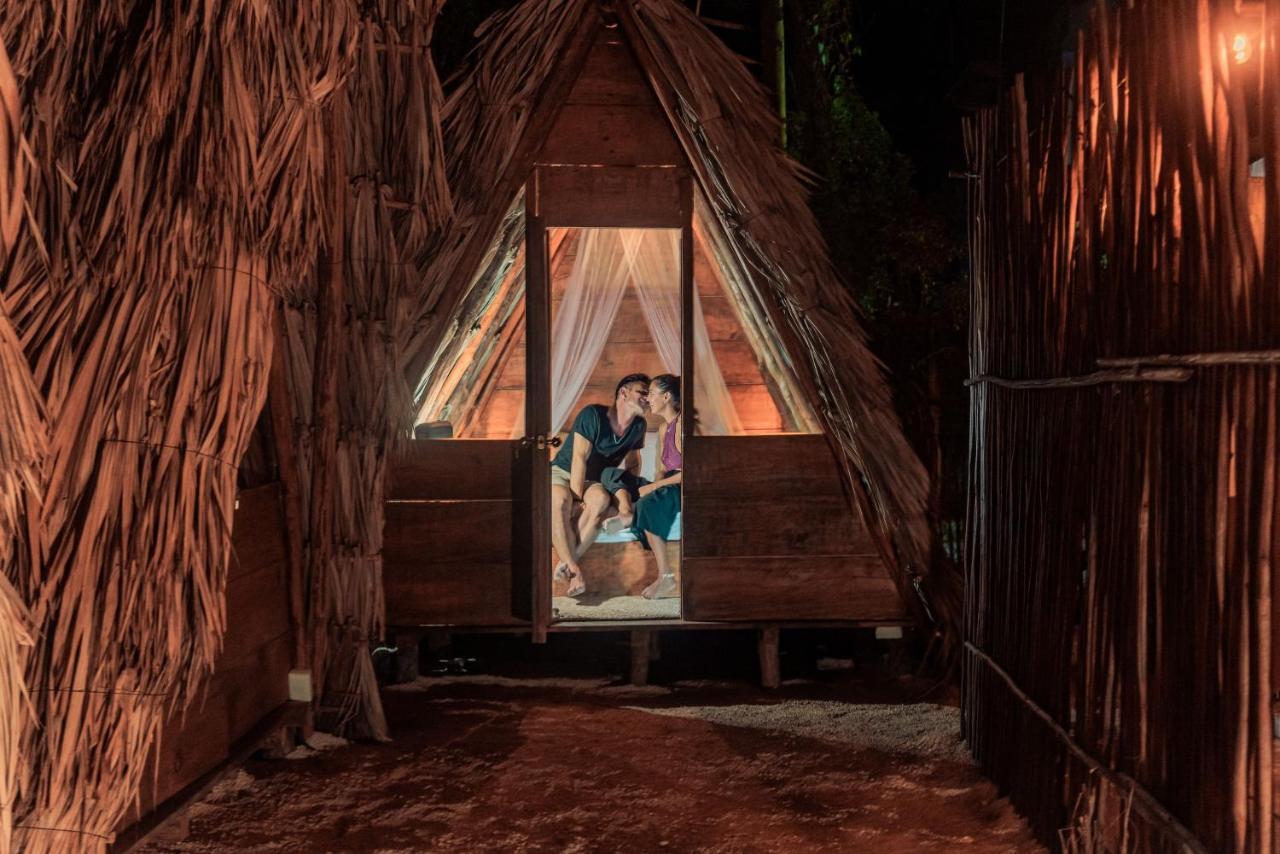 Mapache Hostel & Camping ホルボックス島 エクステリア 写真