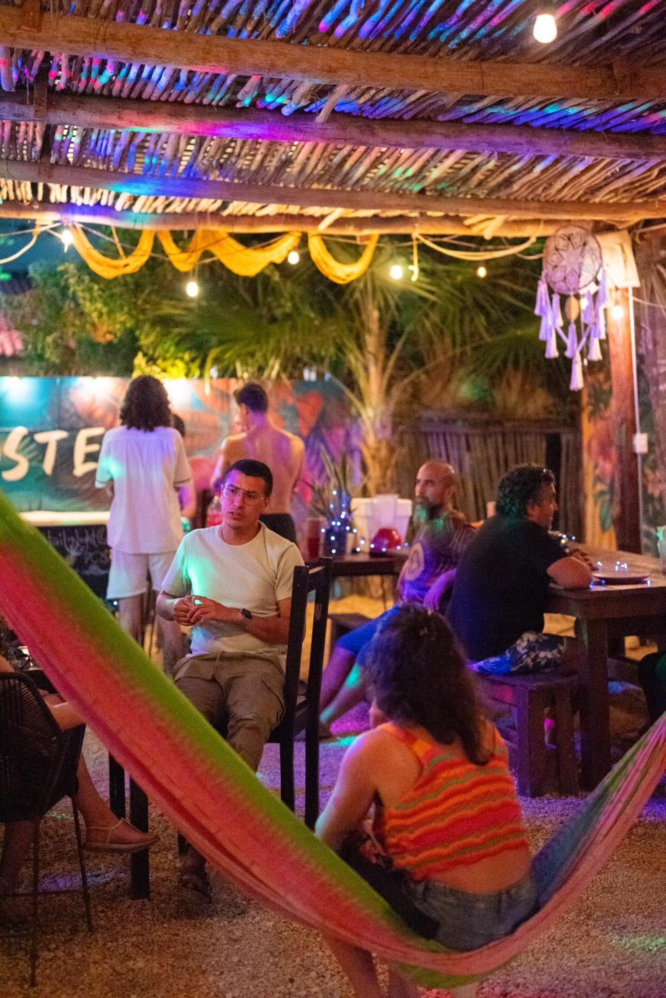 Mapache Hostel & Camping ホルボックス島 エクステリア 写真