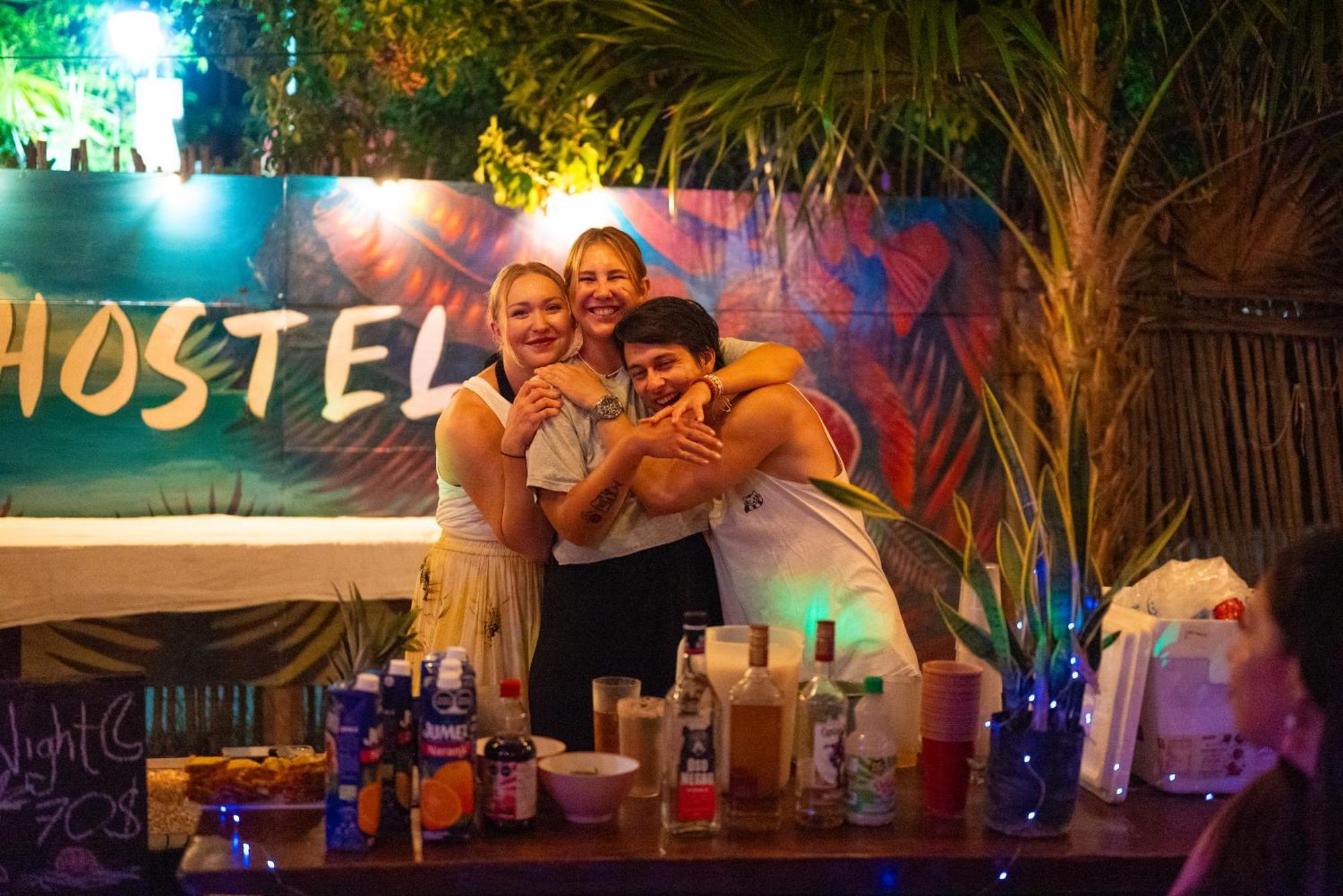 Mapache Hostel & Camping ホルボックス島 エクステリア 写真