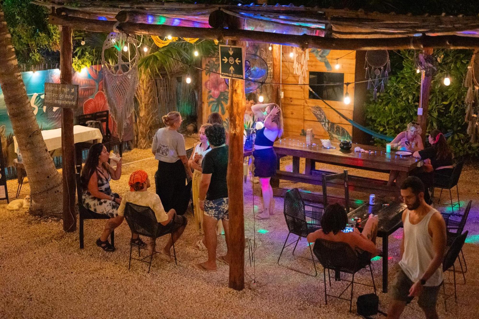 Mapache Hostel & Camping ホルボックス島 エクステリア 写真