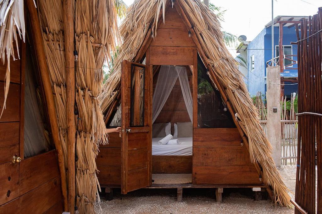 Mapache Hostel & Camping ホルボックス島 エクステリア 写真